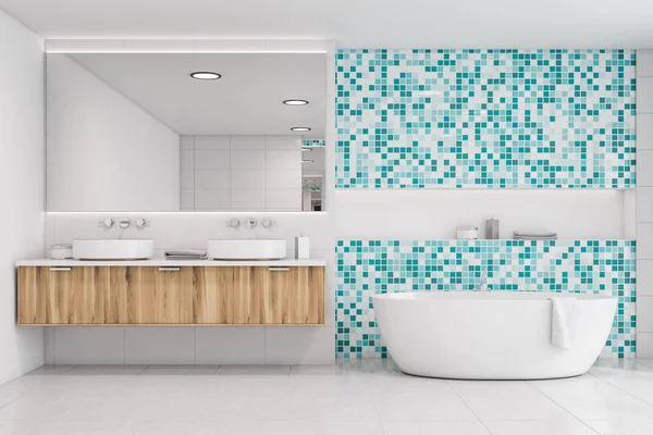 Azulejo blanco y baño de mosaico azul, bañera y lavabo — Foto de Stock