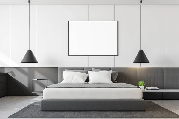 Minimalistyczna biała sypialnia z plakatem — Zdjęcie stockowe