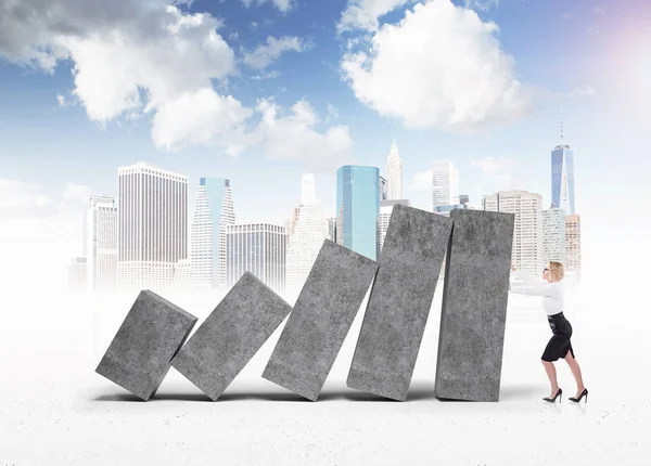 Businesswoman holding falling bar chart in city — Φωτογραφία Αρχείου