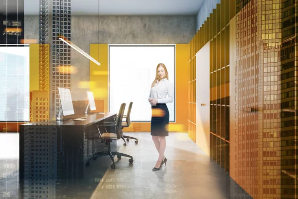 Улыбающаяся деловая женщина в светлом лофт-офисе — стоковое фото