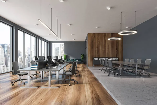 Gri ve ahşap panoramik ofis, konferans salonu