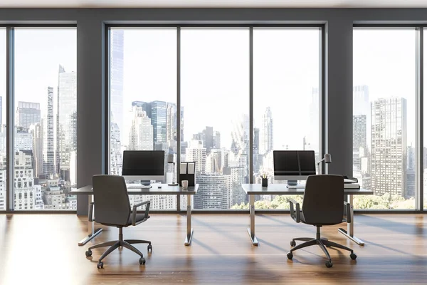 Серый современный мансардный офис — стоковое фото