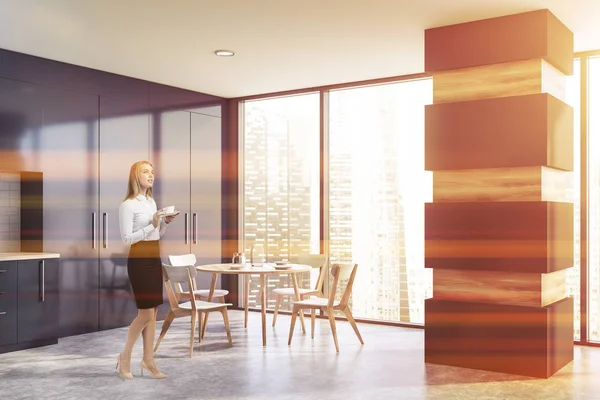 Mujer en elegante cocina panorámica con columna — Foto de Stock