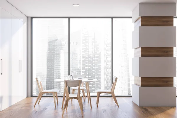 Loft wit eetkamer interieur met kolom — Stockfoto