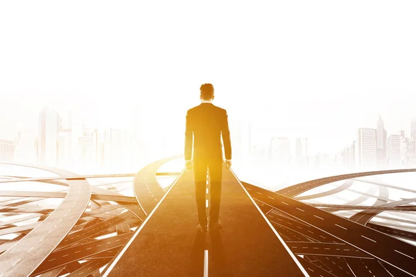 Empresário caminhando na estrada emaranhada, escolha de carreira — Fotografia de Stock
