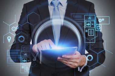 Hud arayüzü ile tablet kullanan bir işadamı