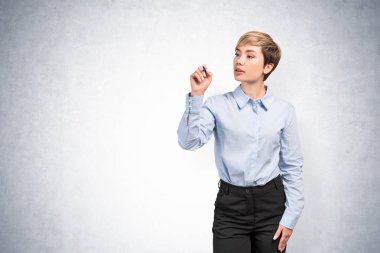 İş kadını cam tahtaya resim çiziyor.