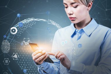 Akıllı telefonu olan kadın, internet arayüzü