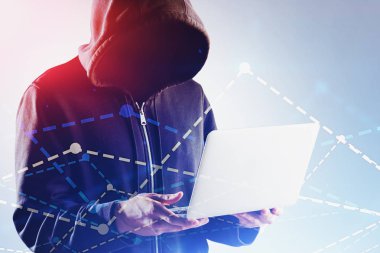 Dizüstü bilgisayarı ve dijital grafikleri olan bir hacker