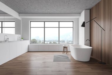 Lambalı beyaz ve ahşap banyo