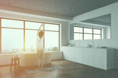 Beyaz, modern banyo köşesindeki kadın.