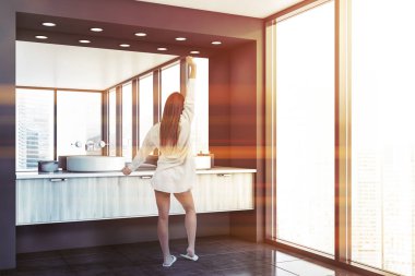 Lavabo ile panoramik gri banyoda Kadın