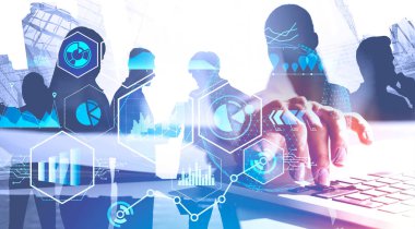 Dizüstü bilgisayarda yazan kadın, bilgi arayüzü