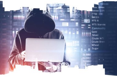 Şehirde dizüstü bilgisayarı olan kapüşonlu bir hacker.