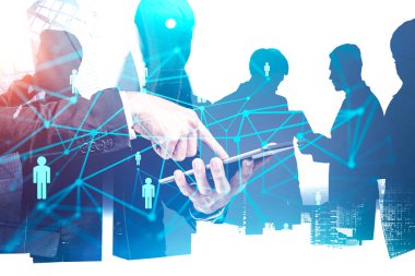 Şehirde tablet kullanan bir adam, ekibi ve İK simgeleri