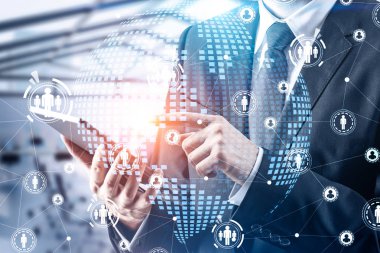 Halkla İlişkiler yöneticisi gelecek arayüzü kullanıyor