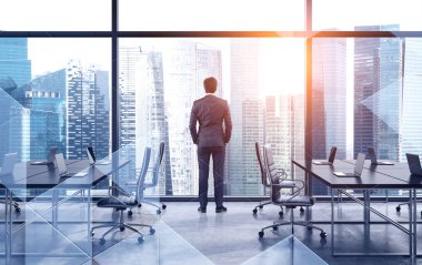 İş lideri şehre bakıyor, beyin fırtınası