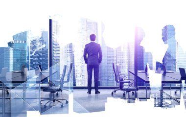 Ofisinde düşünceli bir iş lideri var.