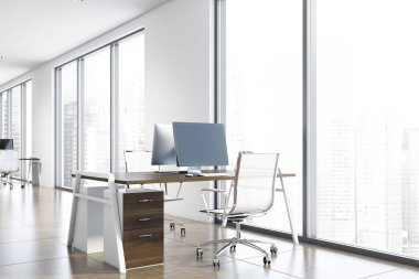 Beyaz açık uzay ofisindeki işyeri