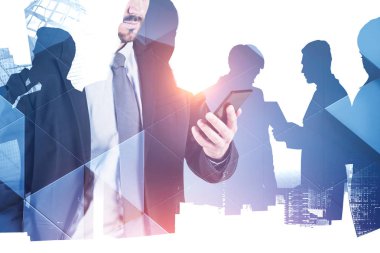 Akıllı telefonu ve ekibi olan bir iş adamı.