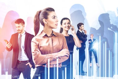 Şehirde akıllı telefonları ve grafikleri olan tüccarlar.