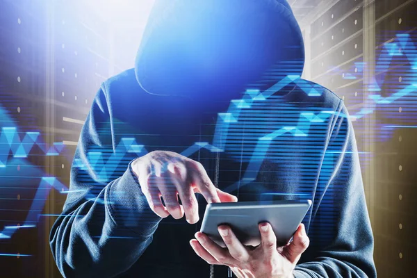 Хакер з планшетом у центрі обробки даних — стокове фото