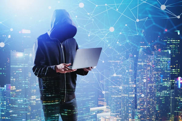 Şehirde dizüstü bilgisayarı olan bir bilgisayar korsanı, ağ arayüzü