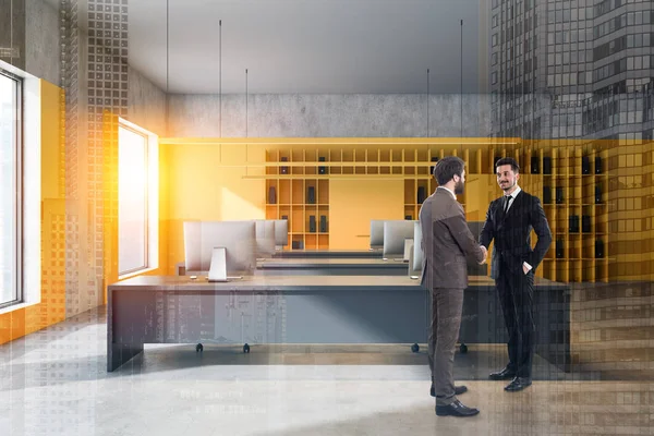 Parlak sarı ofiste iş ortakları