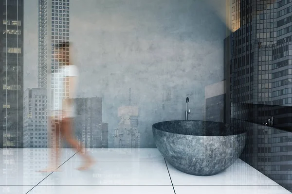 Nő sétál padláson beton fürdőszoba belső — Stock Fotó