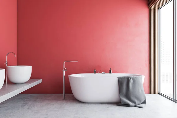 Interno bagno rosso con vasca e lavandini — Foto Stock