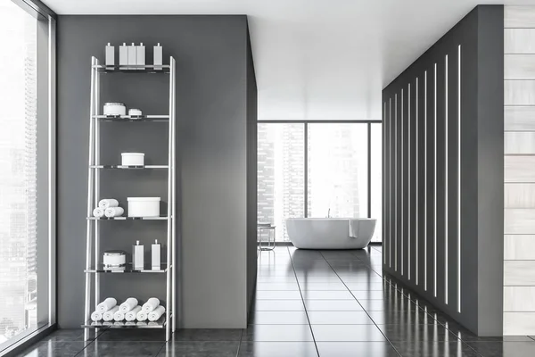 Lyxigt grått badrum, badkar och hyllor i trä — Stockfoto