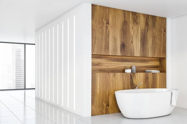 Biały i jasny drewniany kącik łazienkowe z wanną — Zdjęcie stockowe