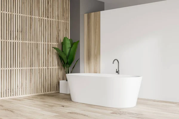 Canto do banheiro branco e de madeira, banheira e planta — Fotografia de Stock
