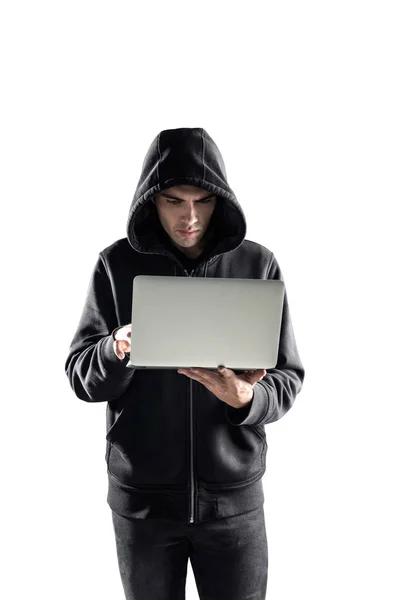 Jeune hacker sérieux avec ordinateur portable, isolé — Photo