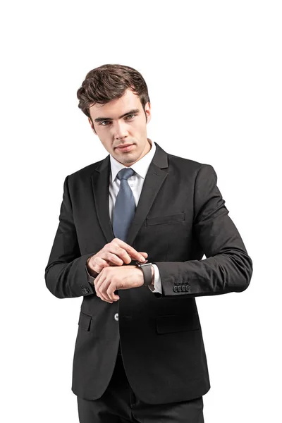 Knappe jonge zakenman met behulp van slimme horloge — Stockfoto