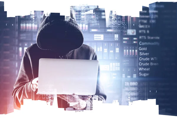 Şehirde dizüstü bilgisayarı olan kapüşonlu bir hacker.