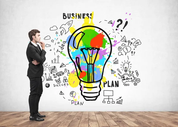 Uomo pensieroso e la sua brillante idea di business — Foto Stock