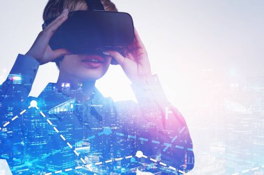 VR kulaklıklı kadın, şehirde grafikler