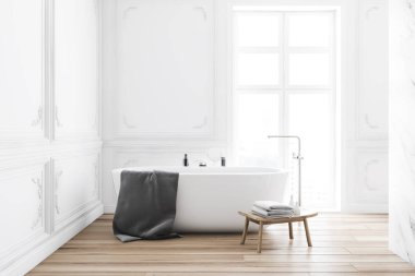 Lüks mermer banyoda beyaz küvet.