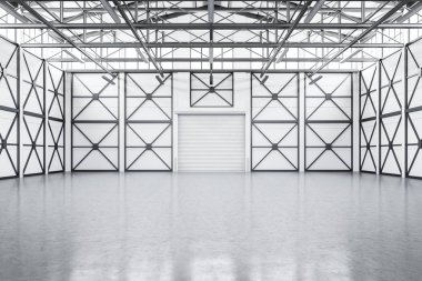 Kapalı kapısı olan içi boş bir depo.