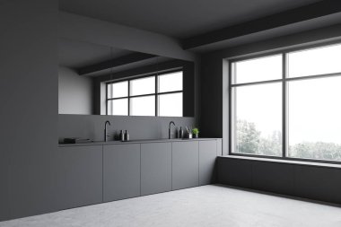 Geniş gri banyo köşesi çift lavabolu.