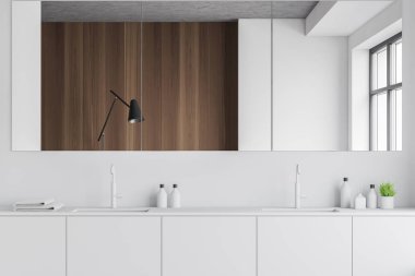 Çift lavabolu lüks beyaz banyo.