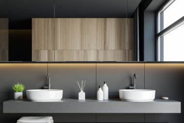 Koyu gri banyoya çift lavabo yakın.