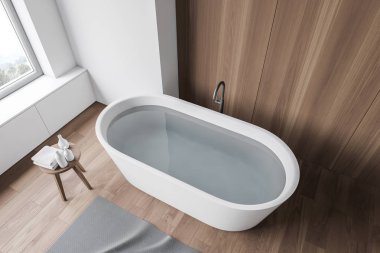Küvetli beyaz ve ahşap banyo manzarası