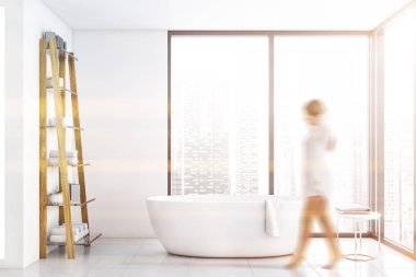 Beyaz panoramik banyoda yürüyen kadın