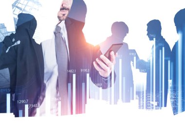 Akıllı telefonu ve takımı olan adam, çizelgeler.