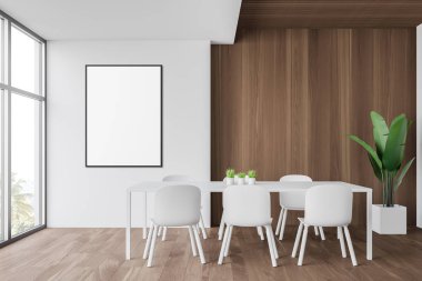 Afişlerle dolu beyaz ve ahşap yemek odası