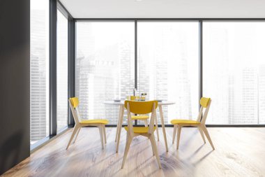 Yuvarlak masa ile panoramik gri yemek odası