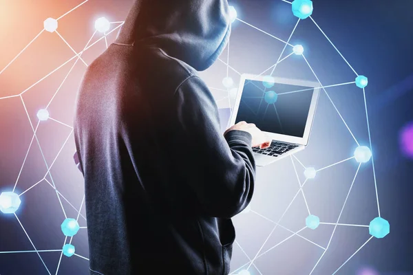 Vista posteriore dell'hacker con laptop, interfaccia di rete — Foto Stock