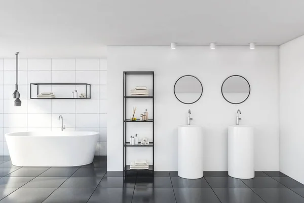 Casa de banho em azulejo branco interior com pias e banheira — Fotografia de Stock